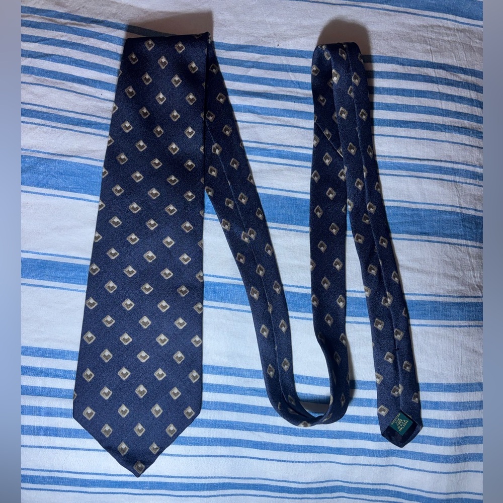 Charcoal colored tie with pattern